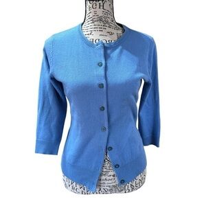 New York and Company cardigan sweater round neck‎ and Blue buttons. 3/4  sleeve.
